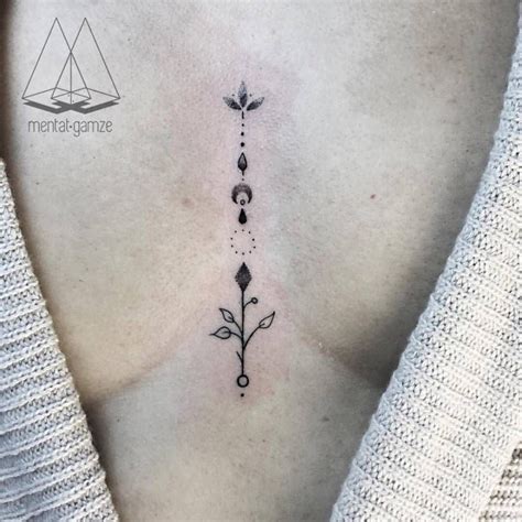 tatuajes para mujer en los pechos|5 hermosos diseños de tatuajes entre los pechos para。